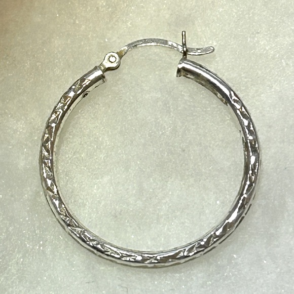 925 SILVER ENGRAVED SINGLE HOOP EARRING - Picture 1 of 11